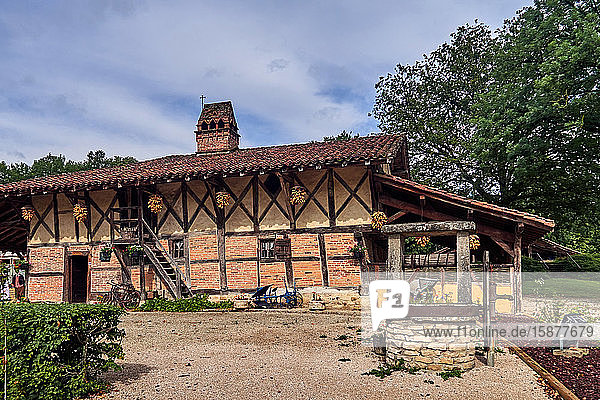 Frankreich  Departement Ain  Region Auvergne - Rhône - Alpes. Ecomuseum Landhaus in Saint-Etienne-du-Bois. Dieses 1465 erbaute Fachwerkhaus  die Ferme des Mangettes  wurde 1983 vor der ZerstÃ¶rung gerettet und in das Museum integriert.
