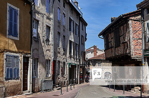 Frankreich  Departement Ain  Region Auvergne - Rhône - Alpes. Im Zentrum der Stadt Bourg-en- Bresse  in der Jules Maconney Straße eine Reihe von schönen alten Fachwerkhäusern aus dem Mittelalter