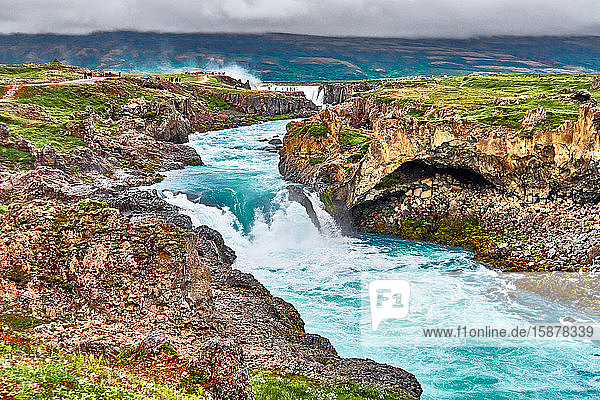 Der GoÃ°afoss ist einer der spektakulÃ?rsten WasserfÃ?lle in Island. Er befindet sich im Bezirk BÃ¡rÃ°ardalur in Nord-Zentral-Island am Beginn der Hochlandstraße Sprengisandur. Das Wasser des Flusses SkjÃ¡lfandafljÃ³t fÃ?llt aus einer HÃ¶he von 12 Metern Ã?ber eine Breite von 30 Metern.