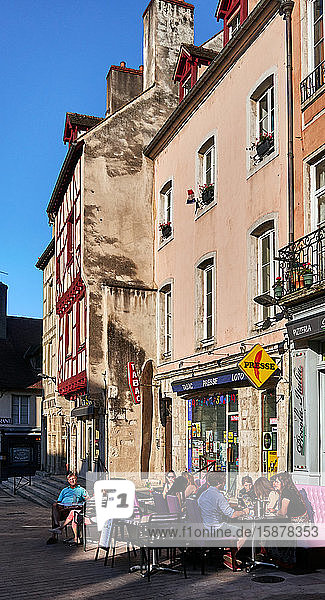 Europa  Frankreich  Stadt Chalon-sur-SaÃ'ne  Departement Bourgogne-Franche-ComtÃ©  St.-Vincent-Straße in der Altstadt  Fußgängerzone