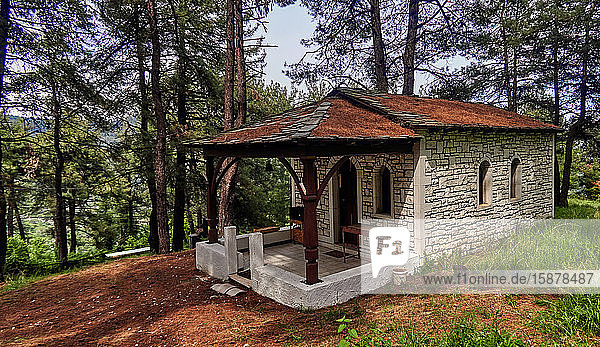 Insel Thassos  Griechenland  Europa  im Panagia-Wald  kleine Kapelle im Berg