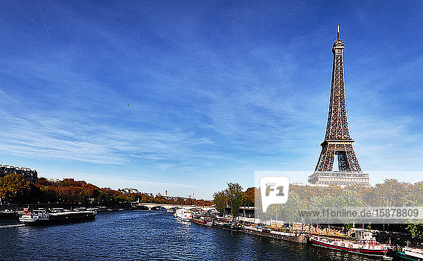 Eiffelturm und Kai  Seine-Fluss mit Schiffen