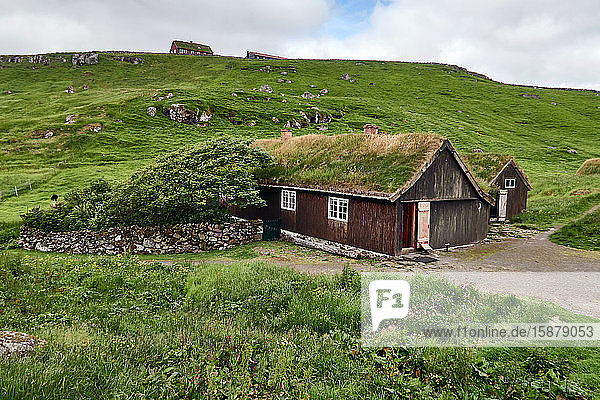 Dänemark  Halbinsel Tinganes  Torshavn  im Nationalmuseum der Färöer  alter Bauernhof  Natur- und Kulturgeschichte des Landes  Holzhäuser auf Tinganes wurden im 16. und 17. Jahrhundert gebaut und haben ein Grasdach  das auf den Färöern sehr verbreitet ist. Holzhäuser auf Tinganes wurden im 16. und 17.