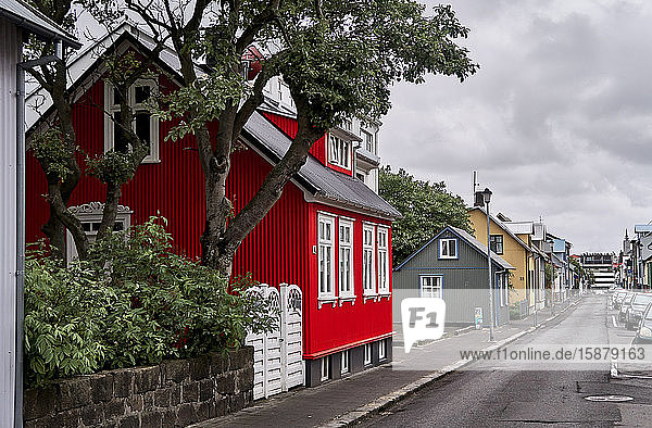 Europa  Straße Frakkastigur  Menschen  die an einem regnerischen Sommertag in der Altstadt von Reykjavik  Island  an Geschäften und Restaurants vorbeilaufen.