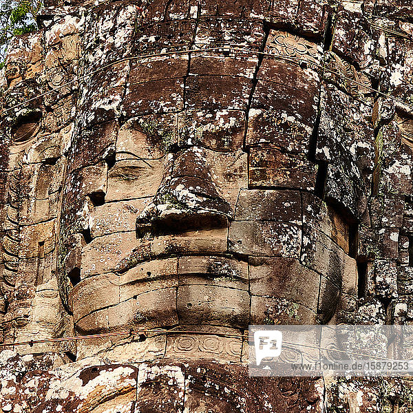 Archäologische Stätte  Das Südtor von Angkor Thom führt zum Bayon-Tempel. Die Stadt Angkor Thom in Kambodscha wurde im späten 12. und frühen 13. Jahrhundert vom mahayana-buddhistischen König Jayavarman VII. erbaut und ist voller rätselhafter Gesichter  die oft in alle vier Himmelsrichtungen zeigen. Handelt es sich dabei um das Gesicht des Gottkönigs oder des Buddha?