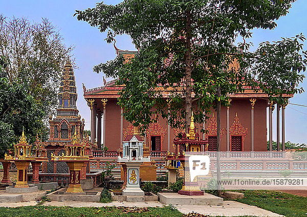 Kambodscha  Siam Reap: Kleine Schreine vor einem Tempel in dem Dorf Koh Chen