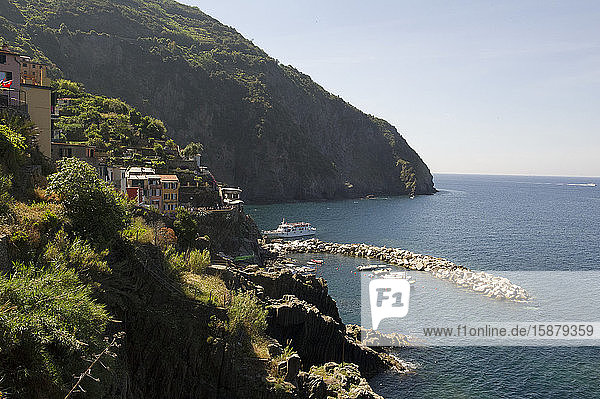 Riomaggiore liegt mit Blick auf das Meer in der Provinz La Spezia im Naturpark der Cinque Terre in Ligurien im Nordwesten Italiens. Die Stadt steht auf der Liste des UNESCO-Weltkulturerbes.