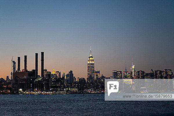 Blick auf die New Yorker Skyline mit Wasserfront