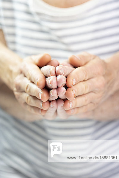 Die Hände einer älteren Frau und einer jungen Frau.