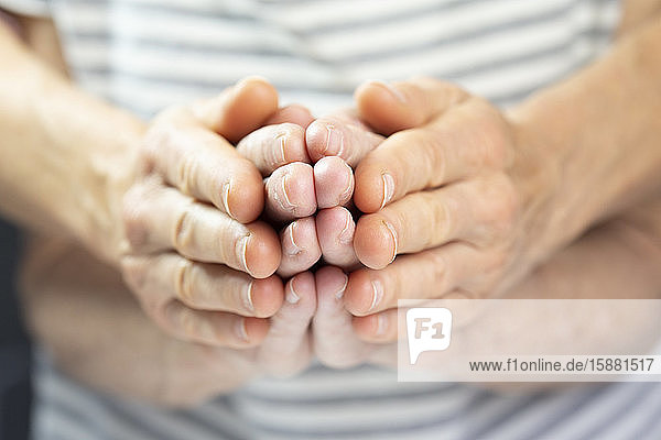 Die Hände einer älteren Frau und einer jungen Frau.
