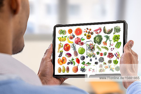 Gesunde Ernährung Konzept auf einem tablet.young Mann hält digitale Tablette mit gesunden