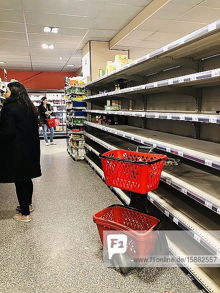 Supermarkt mit leeren Regalen mit Lebensmitteln und Haushaltsprodukten während der Coronavirus-Pandemie  die COVID-19 verursacht.