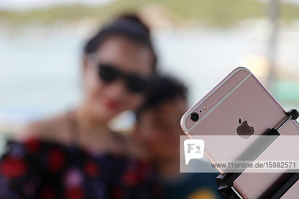 Frau macht Selfie am Strand. Ha Tien. Vietnam.