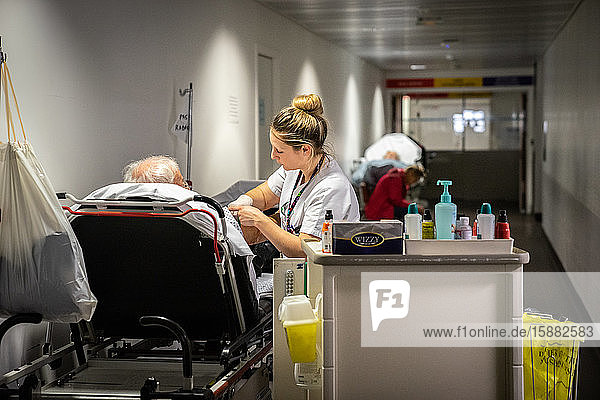Une infirmières untersucht einen Patienten in einer Filiale.