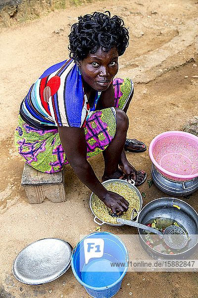 Dorfbewohnerin beim Kochen in der Nähe von Agboville  Elfenbeinküste.