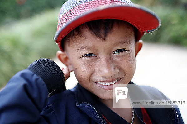 Kind einer ethnischen Minderheit. Kleiner Junge lächelnd. Dalat. Vietnam.