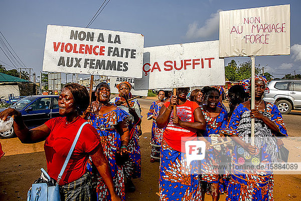 Demonstrierende Frauen in Dabou  Elfenbeinküste.