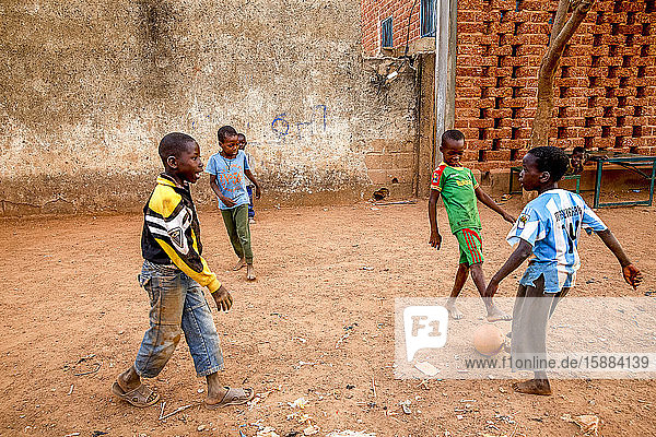 ICCV Nazemse NGO in Ouagadougou  Burkina Faso. Jungen spielen Fußball.