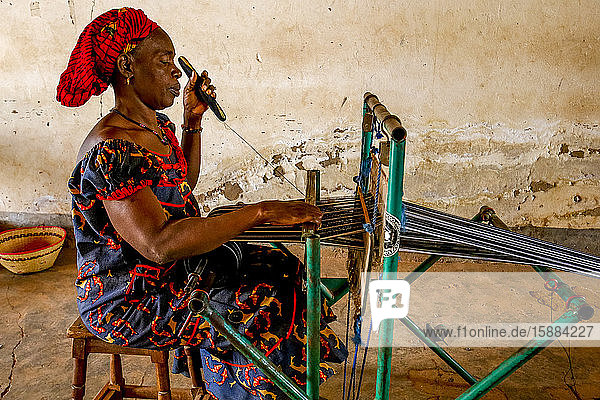 Weberin in einem Berufsbildungszentrum in Ouahigouya  Burkina Faso.