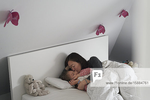Privatleben  ein Schulvormittag während des Einschlusses. Mutter und Tochter im Bett und liegen im Bett.