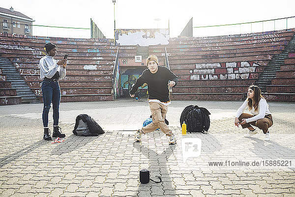 Junge Tänzer proben in einem Skare-Park  Freunde drehen ein Video