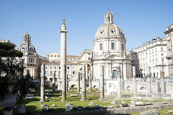 Italien  Rom  Trajansforum und Kirche des Allerheiligsten Namens Mariens auf dem Trajansforum