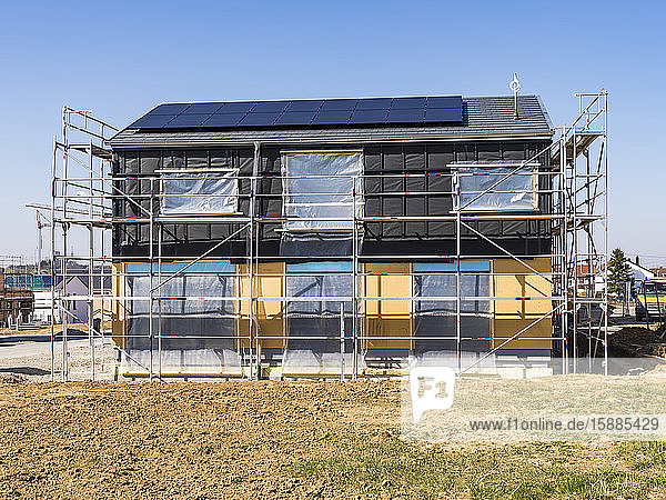 Deutschland  Baden-Württemberg  Waiblingen  Baustelle eines modernen  mit Sonnenkollektoren ausgestatteten Hauses