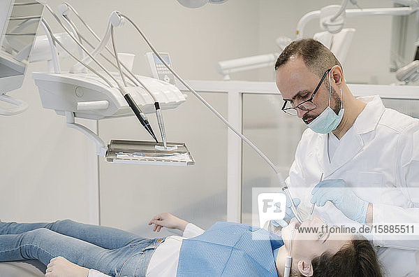 Junge Frau erhält Zahnbehandlung in Klinik