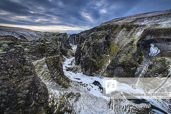 Island  der Fluss Fjadra und die Fjadrargljufur-Schlucht im Winter
