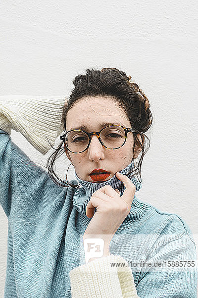 Porträt einer jungen Frau mit Brille