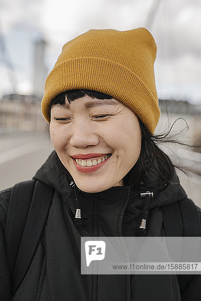 Porträt einer glücklichen Frau mit geschlossenen Augen auf einer Brücke