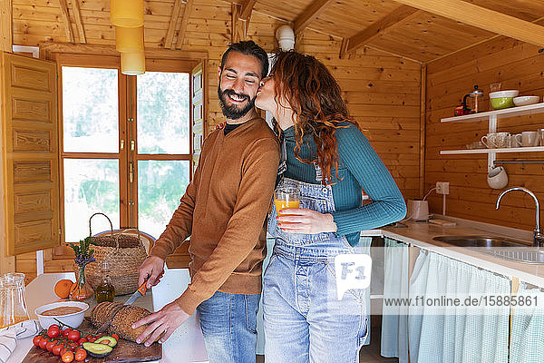 Glückliches  liebevolles junges Paar in einer Holzhütte