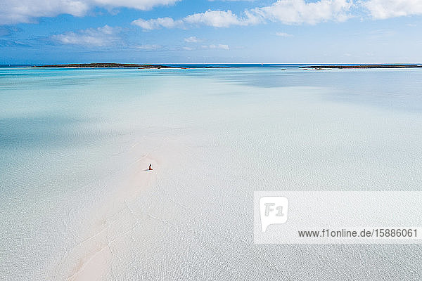 Frau geht auf weißer Sandbank im Meer  Bahamas  Karibik