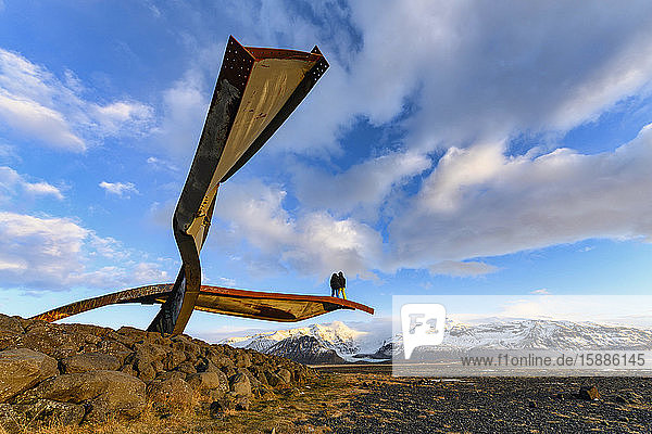 Island  Wolken über verdrehten Trägern des Gigjukvisl-Brücken-Denkmals