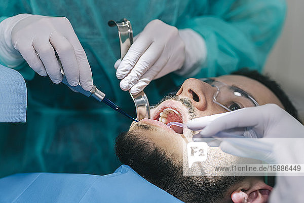 Porträt eines Mannes in Zahnbehandlung