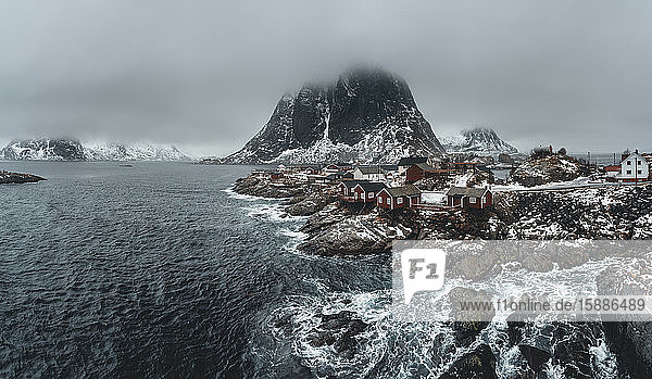 Fischerhütten an der Küste  Lofoten  Norwegen