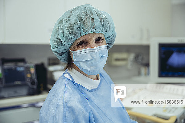 Porträt einer Krankenschwester in Schutzkleidung im Krankenhaus