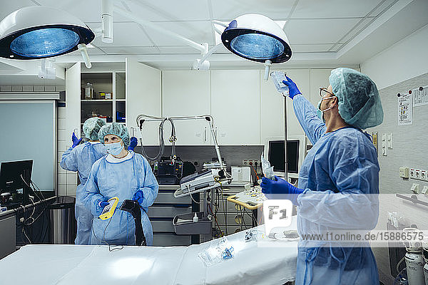 Ärzte  die den Traumaraum eines Krankenhauses vorbereiten
