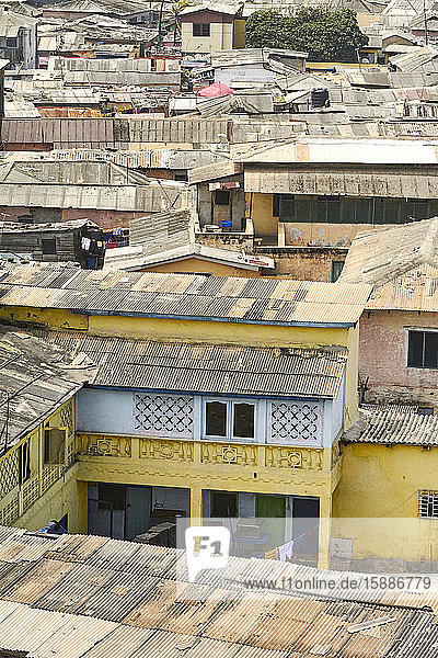 Ghana  Accra  Wellblechdächer armer afrikanischer Vorstadthäuser