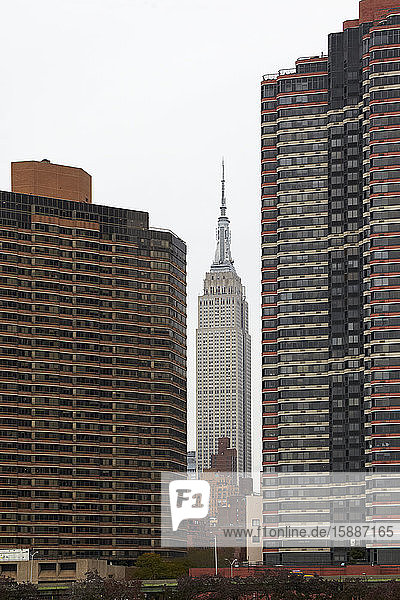 USA  New York  New York City  Empire State Building zwischen zwei Wolkenkratzern gesehen