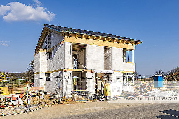 Deutschland  Baden-Württemberg  Waiblingen  Zaun vor modernem Haus im Bau