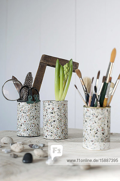 Mit Terrazzo-Klebeband dekorierte DIY-Dosen