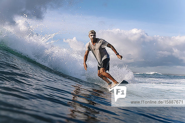 Surfer auf einer Welle  Bali  Indonesien