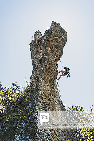 Junge Frau klettert Felsnadel in Kantabrien  Spanien