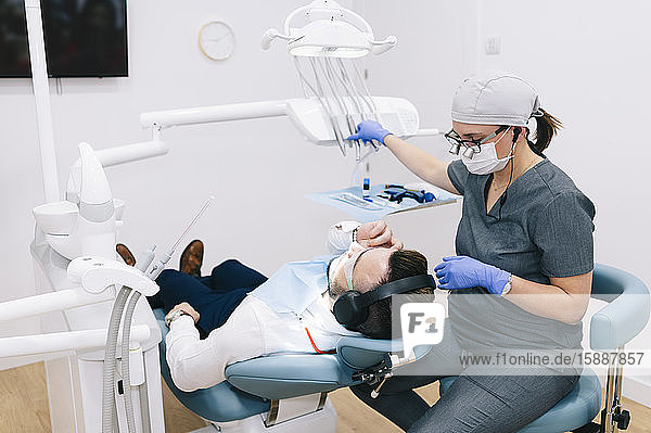 Mann in Zahnbehandlung