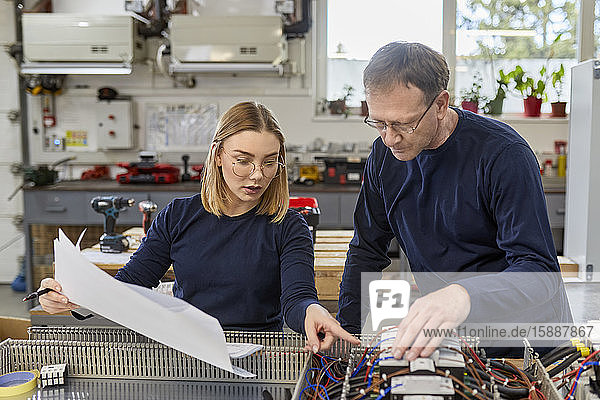 Zwei Elektriker arbeiten in der Werkstatt an Schaltkreisen