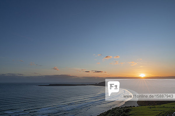 Neuseeland  Otago  Tautuku Beach vom Florence Hill Lookout bei Sonnenuntergang gesehen