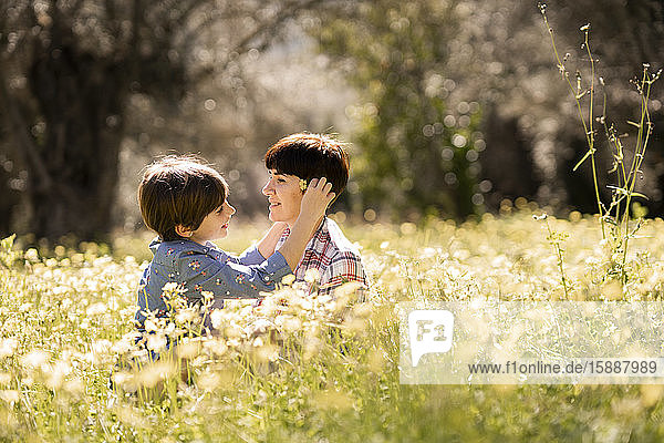 Mutter und Tochter auf einem Feld mit Wildblumen