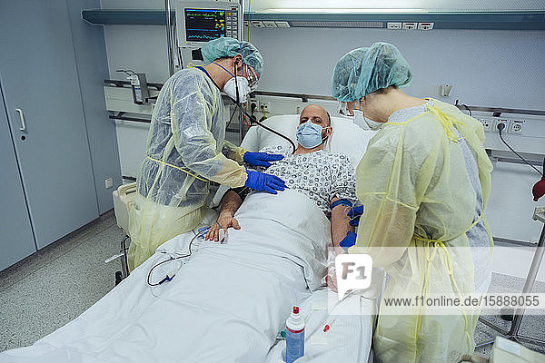 Ärzte  die Patienten auf der Notfallstation eines Krankenhauses betreuen und Blutproben entnehmen