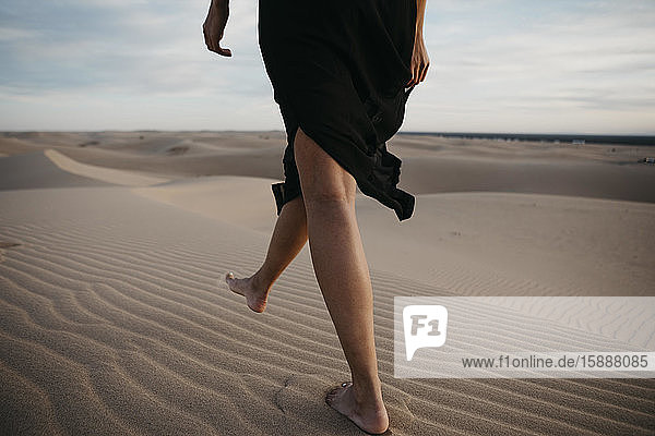 Schnittansicht einer Frau  die barfuss auf einer Sanddüne läuft  Algodones Dunes  Brawley  USA
